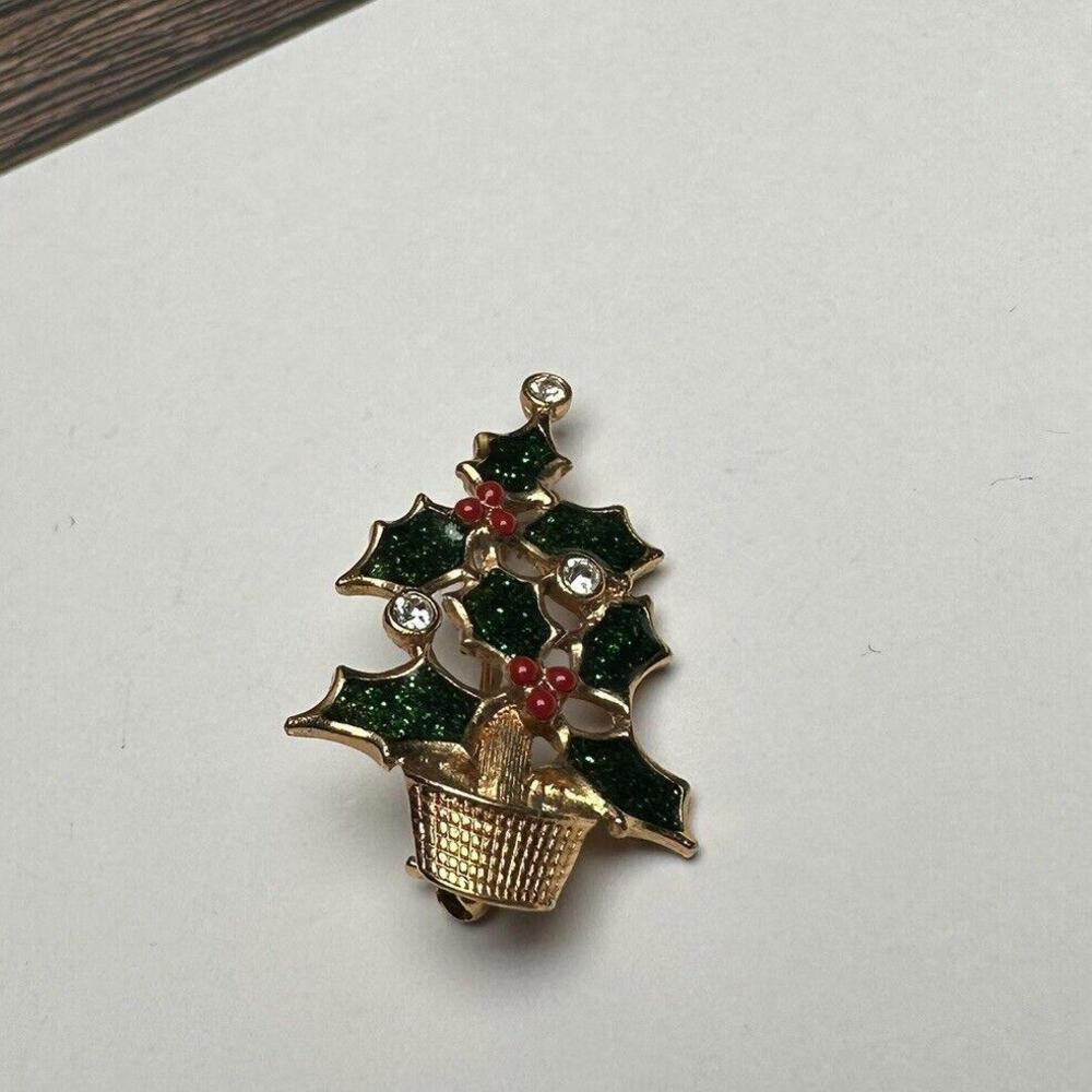 Avon Rhinestone Holly Berry Christmas Tree Holiday Brooch Pin Gold Tone & Enamel